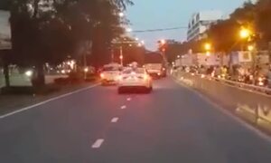 Dựng tóc gáy nhìn bé trai ngồi vắt vẻo trên nóc ôtô khi xe đang chạy