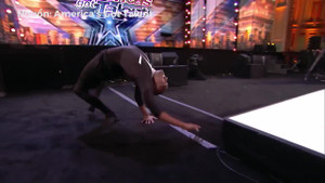 Chàng trai 'không xương' bẻ người khiến cả trường quay náo loạn