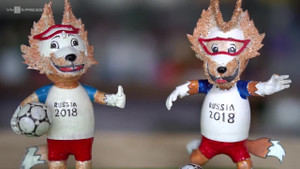 Thầy giáo tạo hình linh vật World Cup từ vỏ trứng