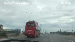 Xe khách giường nằm nghiêng ngả như sắp đổ vẫn lao vun vút trên đường