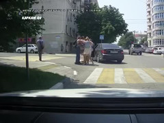 Người đẹp lái Mercedes bị túm tóc đánh vì bấm còi