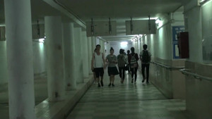 Video: Hàng trăm người xuống hầm đi bộ thể dục tránh cái nóng hơn 40°C