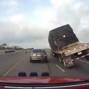 Dựng tóc gáy khi xe container suýt lật nghiêng đè bẹp xe con