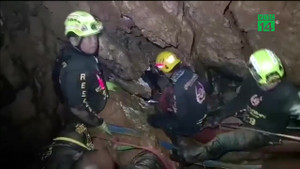 Người thân bị cấm ôm, đụng chạm cầu thủ Thái Lan vừa được giải cứu