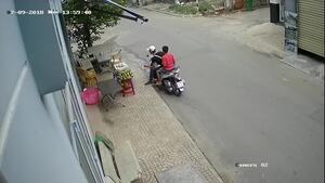 Clip: Thanh niên đi xe SH ăn trộm sầu riêng bán trên phố