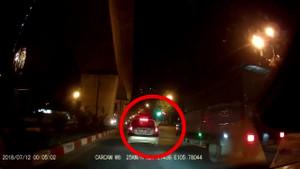 Clip: Rồ ga chạy trốn chốt giao thông, quái xế tông cảnh sát ngã gục