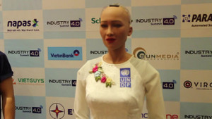 Clip: Khán giả Việt Nam khiến robot Sophia ngơ ngác
