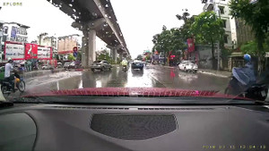 Clip: Ô tô phóng bạt mạng té nước mưa vào người đi đường