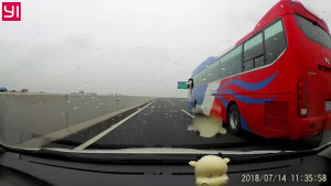 Clip: Đang chạy tốc độ cao, ốp cửa xe khách văng suýt trúng xe ô tô đi bên cạnh