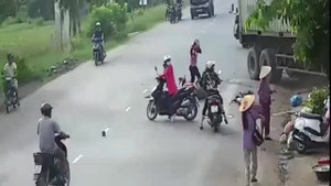 Clip: Xe container lao vào nhà dân khiến 1 bé gái chết tại chỗ, 4 người bị thương