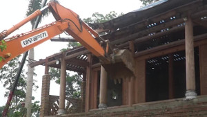 Video: Cận cảnh máy xúc đánh sập cung điện thờ thiên xây trái phép ở Hà Nội