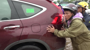 Video: Đại lộ Thăng Long ngập hơn nửa mét, xe chết máy hàng loạt, tắc dài gần 5km