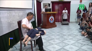 Video: Cách sơ cứu khi trẻ bị hóc hạt nhãn, đồ chơi