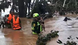 Video: Giải cứu cháu bé giữa rốn lũ do vỡ đập thủy điện ở Lào