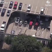 Clip: Bãi đỗ xe đổ sập như tận thế, chôn vùi hàng chục ô tô