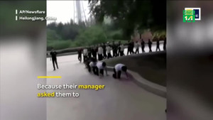 Nhà hàng bắt nhân viên bò dưới đất để… truyền cảm hứng