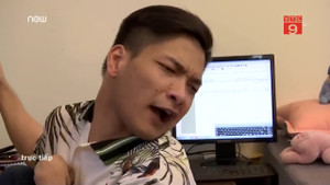 Clip: Chàng trai bại não, sáng tác nhạc bằng chân