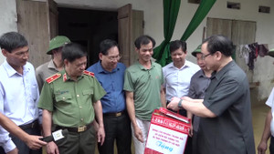 Video: Bí thư Thành ủy Hà Nội lội nước trao quà cho dân vùng ngập Chương Mỹ