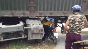 Container chắn ngang quốc lộ, dân dắt xe máy chui qua gầm