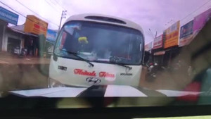 Video: Tài xế xe khách chạy ngược chiều xem thường mạng sống hành khách