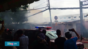 Hiện trường cháy bãi xe gần sân bay Tân Sơn Nhất, thiêu rụi nhiều ô tô