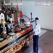Clip: Người đàn ông bảnh bao thò tay lên bàn thờ trộm tiền viếng chùa ở Vĩnh Phúc