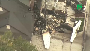 Cãi nhau với vợ, chồng lái máy bay đâm nát nhà