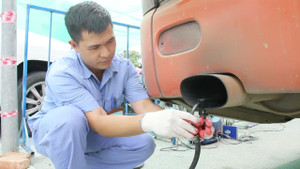 Video: Xem Thanh tra giao thông hít khói đen ngòm đo nồng độ ô nhiễm khí thải ô tô