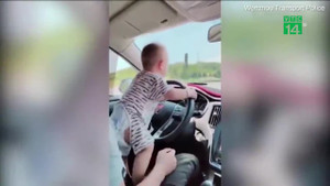 Clip: Cậu bé còn đang quấn tã lái ô tô chạy băng băng trên đường gây phẫn nộ