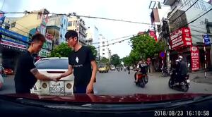 Clip: Sau va chạm xe, hai tài xế xuống bắt tay nhau rồi đi tiếp