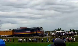 Clip: Cố vượt, ô tô bị tàu hỏa đâm tan nát ở Nghệ An