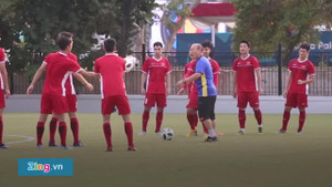 HLV Park Hang-seo làm trọng tài cho các học trò trong buổi tập trước trận gặp Syria