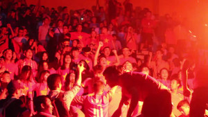 Clip: CĐV Hà Nội đốt pháo sáng, đội mưa quẩy tung sân Hàng Đẫy