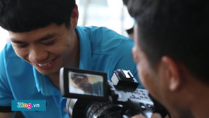 Clip: Đức Chinh mượn máy quay tập làm phóng viên, phỏng vấn Công Phượng