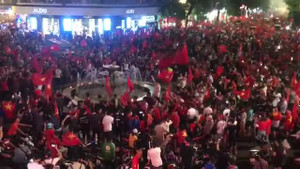 Olympic Việt Nam thua Hàn Quốc, hàng nghìn CĐV vẫn hừng hực 'đi bão'