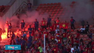 Đốt pháo sáng ở Indonesia, CĐV Việt Nam bị áp giải ra khỏi sân