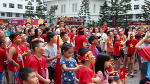 Hàng trăm người lớn, trẻ nhỏ đổ ra sân HH Linh Đàm cổ vũ cho tuyển Việt Nam