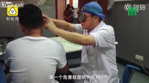 Bị bạn gái hôn vào tai, chàng trai thủng màng nhĩ