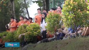 Học sinh Indonesia vây kín xem Olympic Việt Nam tập luyện