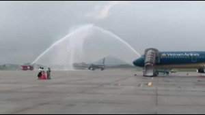 Clip: Màn phun vòi rồng chào đón đoàn thể thao và tuyển Olympic Việt Nam