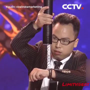 Thần bài Trung Quốc làm 'ma thuật' với xúc xắc khiến người xem lác mắt