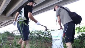Video: 2 ông Tây và ngàn bạn trẻ đi bộ nhặt rác ở Hà Nội