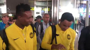 Video: ĐT Malaysia 'đổ bộ' xuống sân bay Nội Bài, sẵn sàng đọ sức ĐT Việt Nam