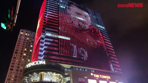 Video: Cao ốc Hà Nội rực màu cờ đỏ sao vàng trong đêm trước trận chung kết AFF Cup