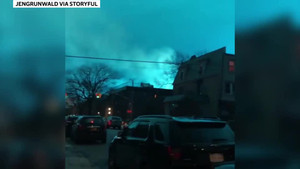 Bầu trời đêm New York chuyển sang màu xanh kỳ quái, dân nghi người ngoài hành tinh đổ bộ