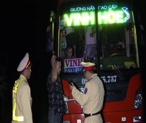 Video: CSGT Đắk Lắk thức trắng đêm xử lý tài xế sử dụng trái phép chất ma túy