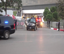 Clip: Đoàn xe đưa ông Trump rời khách sạn tới địa điểm gặp ông Kim Jong-un