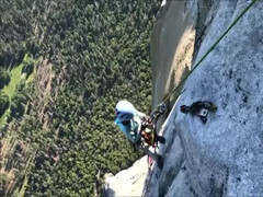 Bé gái 10 tuổi chinh phục vách núi dựng đứng cao 900m ở Mỹ