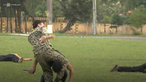 Lính đặc công tập trận bắn đạn thật giải cứu con tin