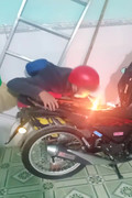 Chơi dại châm lửa bình xăng xe máy để hút thuốc, thanh niên bị dân mạng 'ném đá'